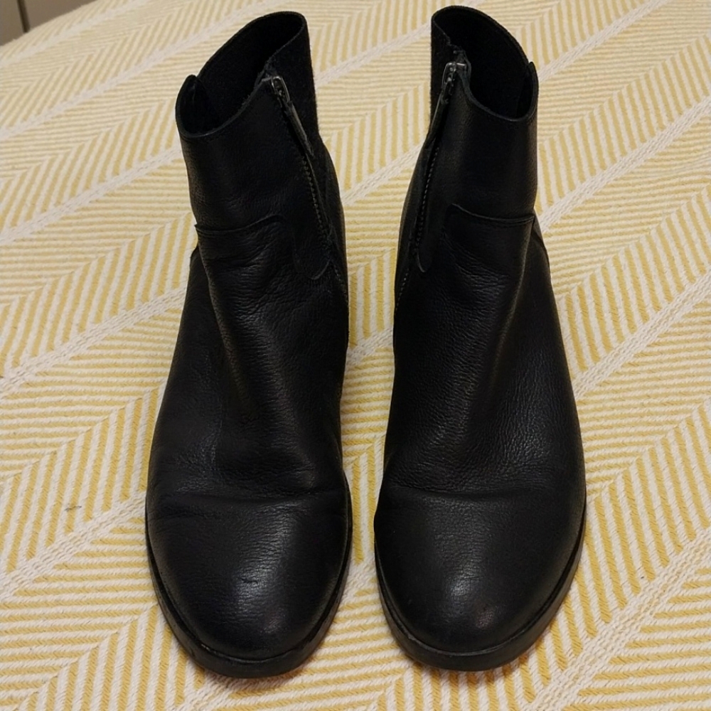 Eileen Fisher, size 9 Vlack leather ankle boots.